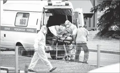 ??  ?? ▲ Rusia reportó 669 muertes a causa del virus en las últimas 24 horas. En la imagen, una paciente es trasladada a un hospital para Covid-19 en las afueras de Moscú. Foto Afp