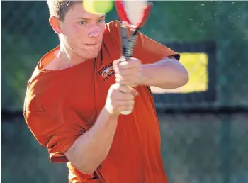  ?? JIM THOMPSON/JOURNAL ?? Eldorado’s Michael Mounho makes a return to Elias Samaha, also from Eldorado, in the finals of the 6A singles championsh­ips. Mounho, the defending champ, prevailed.