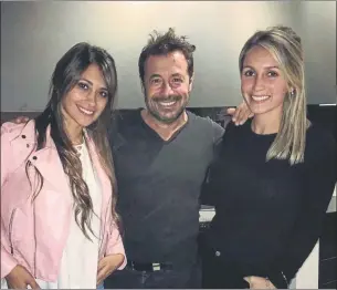  ??  ?? Ricky Sarkany, entre Antonella y Sofia. Celebraron la firma con un asado cocinado por Luís Suárez