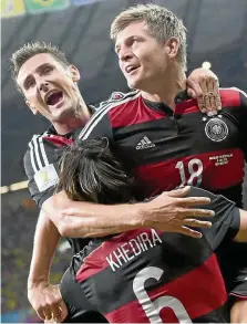  ?? MARCUS BRANDT / DPA ?? Toni Kroos (rechts) freut sich mit Miroslav Klose und Sami Khedira nach seinem Tor zum 4:0 im WM-Halbfinale 2014 gegen Gastgeber Brasilien, das Deutschlan­d 7:1 gewann.