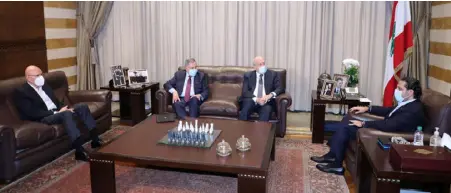  ??  ?? رئيس الوزراء المكلف سعد الحريري ملتقيا رؤساء وزراء سابقين في بيروت