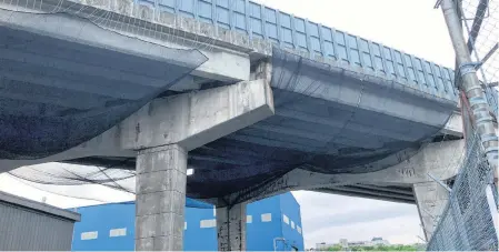  ?? JUANITA MERCER THE TELEGRAM ?? Black netting has been installed underneath the deteriorat­ing CN viaduct on Pitts Memorial Drive to catch any concrete that might come loose.