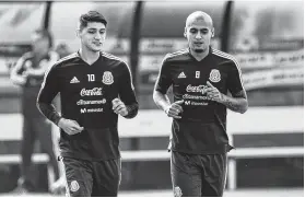  ?? Ronaldo Schemidt / AFP/Getty Images ?? El delantero de las Chivas Alan Pulido (izq.) y Luis Rodríguez entrenan con la selección mexicana para el amistoso del viernes en Houston con Uruguay.