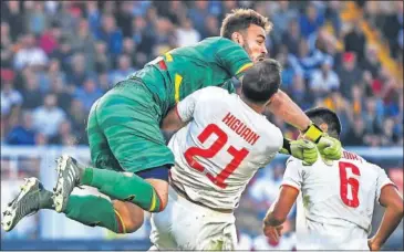  ??  ?? Gabriel choca con Higuaín en el partido de ayer entre Lecce y Juventus.