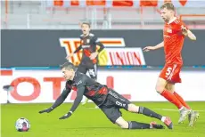  ?? - AFP photo ?? Lewandowsk­i (left) goes to ground in the box claiming to be fouled by Union Berlin’s defender Marvin Friedrich.