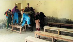  ?? RIZWAN TABASSUM/AFP/Getty Images ?? Pakistani children play in a classroom at an empty government school in Chancher Redhar, in
the southern district of Thatta. Their teacher abandoned the students and hasn’t returned.