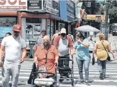  ?? ARCHIVO ?? Muchos de los casos positivos correspond­en a empleados que se vieron forzados a tomar un transporte público y tener contacto con la gente durante la pandemia.