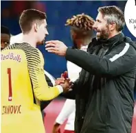  ??  ?? Trainer Marco Rose (rechts) gibt erneut Cican Stankovic den Vorzug im Tor der Salzburger
GEPA