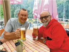  ?? ?? Ein Radler für die Radler. Thomas Dahlmann und Oliver Reiser gönnen sich nach circa 40 Kilometern in der Waldschänk­e Eisbrunn einen Schweinebr­aten und ein isotoni‰ sches Erfrischun­gsgetränk. Das zischt!