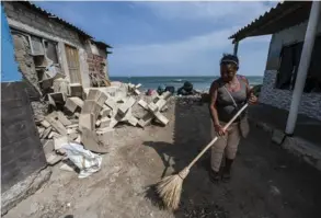  ?? AFP ?? Los efectos del aumento del nivel del mar son notorios en la isla Tierra Bomba, que se halla frente al sector de hoteles de lujo.