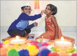  ?? PIC: BL SONI ?? A brother and sister celebrate Bhaubij in Mumbai on Tuesday.