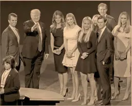  ?? Foto: ap ?? Familia feliz. El entonces candidato Trump junto a su esposa Melania, hijos y yerno durante el segundo debate el 26 de septiembre.