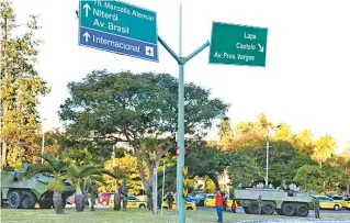  ?? DANIEL CASTELO BRANCO MAURO PIMENTEL/AFP ?? Em frente ao Aeroporto Santos Dumont, no Centro, dois tanques ficaram de prontidão na tarde de ontem