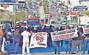  ??  ?? Médicos, enfermeros y personal de Salud se manifestar­on en múltiples ocasiones por falta de medicament­os y salarios