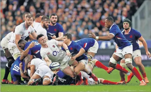  ??  ?? El inglés Tom Curry saca el oval de un ruck ante el acoso del francés Dupont ayer en Saint Denis.