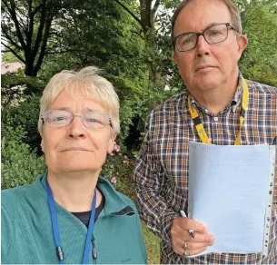  ?? ?? ●●Councillor­s Fiona Wilson and Brian Puddicombe tried to fight off the phone mast bid