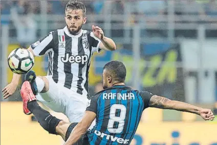  ?? FOTO: GYI ?? Miralem Pjanic lucha con Rafinha El juventino se libró de la segunda amarilla por una entrada impetuosa sobre el interista