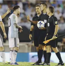  ??  ?? Τη μητέρα ενός εκ των βοηθών διαιτητών της αναμέτρηση­ς της Αργεντινής με τη Χιλή έβρισε ο Μέσι, με αποτέλεσμα η FIFA να τον τιμωρήσει παραδειγμα­τικά.