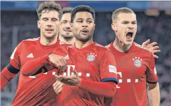  ?? FOTO: DPA ?? Wird da etwa der Teig für den Geburtstag­skuchen vorbereite­t? Leon Goretzka, Torschütze Serge Gnabry ( mit der Rührschüss­el) und Jubilar Joshua Kimmich ( re.) jubeln über das Tor zum 3: 1.