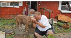  ?? FOTO: AFP ?? Steve Culver, hier mit seinem Hund, ist verzweifel­t: Denn der Texaner und seine Frau haben durch den Hurrikan alles verloren.
