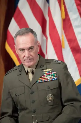  ??  ?? Quatre étoiles et des médailles récoltées en Irak et en Afghanista­n : le patron de l’armée américaine a fait toute sa carrière dans les marines. Obama l’a nommé, Trump l’a gardé.