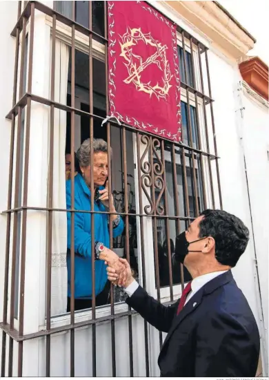 ?? JUAN ANTONIO SÁNCHEZ BERNAL ?? Juanma Moreno saluda ayer a una vecina de San Fernando.