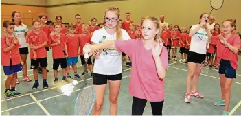  ?? FOTO: UWE MISERIUS ?? Laura und Katja erklären Kathi und Laura, wie man sich beim Doppel aufstellt.