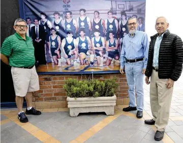  ??  ?? Berlanga Gallardo, con José María González y Luis de Luna, directivos del desparecid­o Cactus, regresan al deporte ráfaga.