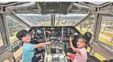  ??  ?? Auf dem Gelände gibt es einige ausrangier­te Flugzeuge.