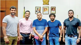  ??  ?? (From left): Thisara Perera, Dinesh Chandimal, Sports Minister Harin Fernando, Lasith Malinga and Angelo Mathews