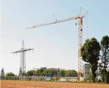  ?? Foto: Markus Frobenius ?? Vorbereite­nde Maßnahmen: Am Umspannwer­k in Buchloe haben die Arbeiten begonnen. Die Anlage aus den 1960er Jahren soll bis 2020 komplett saniert werden.