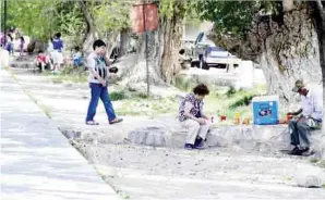  ??  ?? Cochinones. Es común ver que los visitantes dominicale­s a la vecina ciudad de Arteaga dejen su basura en la orilla de la acequia.