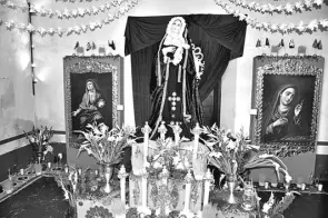  ??  ?? personas acudieron a visitar el altar dedicado a la Virgen de los Dolores, colocado en el Portal Peregrinos.