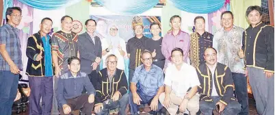  ??  ?? EWON bersama sebahagian tetamu bergambar kenangan bersama pada majlis itu.