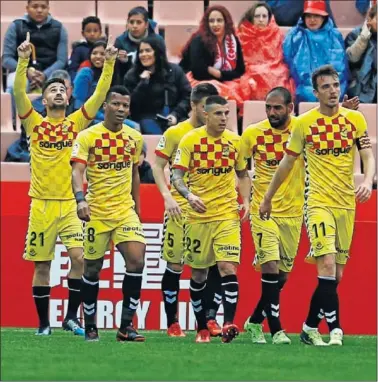  ??  ?? GOL VITAL. Omar Perdomo festeja junto a sus compañeros el tanto que logró ante el Granada (0-1).