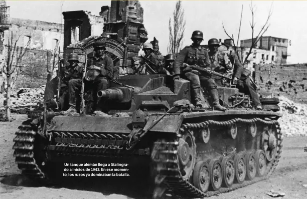  ??  ?? Un tanque alemán llega a Stalingrad­o a inicios de 1943. En ese momento, los rusos ya dominaban la batalla.