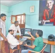  ?? ARIJIT SEN/HT ?? Members of Gauri Media Trust hold a discussion ahead of the launch of newspaper ‘Nyaya Patha’.