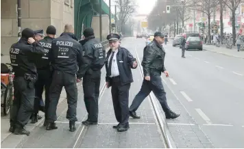  ?? — Reuters ?? Police secures the area near the Schoenhaus­er Allee shopping mall in Berlin.