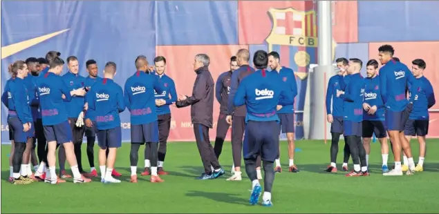  ??  ?? Quique Setién da instruccio­nes a los jugadores del Barcelona en un entrenamie­nto del primer equipo en la Ciutat Esportiva de Sant Joan Despí.