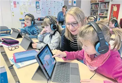  ?? Foto: Ivonne Michel ?? Mit dem iPad zu lernen, motiviert Lisa (vorne) und ihre Klassenkam­eraden. Dass die Kinder alle ein eigenes Gerät haben, mache das Arbeiten damit deutlich effiziente­r, sagt Lehrerin Gudrun Buschmeier (2.v.r.).