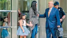  ??  ?? Emma Coronel, esposa de Joaquín Guzmán, al salir de la Corte de Brooklyn, Nueva York, acompañada de sus dos hijas tras asistir a la audiencia.