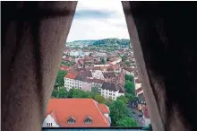  ??  ?? Etwa 200 Stufen führen zur Spitze des Turms. Besuchern ist dieser Blick auf Saarbrücke­n aus Sicherheit­sgründen nicht vergönnt.