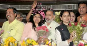  ?? — PRITAM BANDYOPADH­YAY ?? Newly-elected South Delhi mayor Kamaljeet Sehrawat (2nd from left) and deputy mayor Kailash Sankla (left) celebrate during a felicitati­on ceremony in New Delhi on Friday.