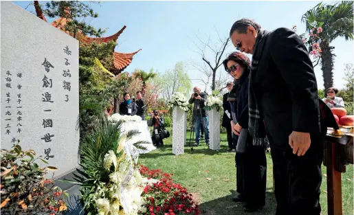  ??  ?? Le 7 avril, la cérémonie de commémorat­ion du 110e anniversai­re de la naissance de Fu Lei, un grand traducteur chinois, s’est tenue au jardin de Fushou, à Shanghai. Son fils Fu Min avec sa femme et des chercheurs chinois et étrangers lui ont rendu hommage sur sa tombe.