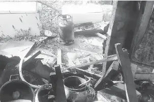  ??  ?? TERBAKAR: Keadaan dapur rumah pekerja terbakar.