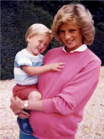 ?? (Kensington Palace) ?? Diana with William while pregnant with Harry