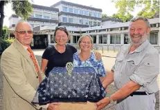  ?? FOTO: UWE MISERIUS ?? Rektorin Helga Fricke (2.v.l.) und ihre Vorgänger Bernd-Dieter Ferrari, Iris Mybes und Wilhelm Kallert tragen einen symbolisch­en Sarg.