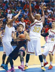  ?? JUN MENDOZA ?? Rain or Shine’s Ryan Araña eludes Meralco’s Reynel Hugnatan and import Darnell Jackson as he goes for an undergoal shot during their PBA Commission­er’s Cup quarterfin­al showdown at the Big Dome Wednesday. The Elasto Painters won, 102-93, to force a...