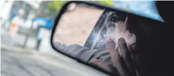  ?? FOTO: DPA ?? Ungesund und brandgefäh­rlich: Rauchen hinter dem Autosteuer.