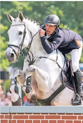  ?? FOTOS: DPA/A. TINTER ?? Gilbert Tillmann macht immer eine gute Figur – ob beim Deutschen Springderb­y in Hamburg, bei dem er im vergangene­n Jahr Platz zwei belegte, oder bei der Sportlereh­rung des Kreispferd­esportverb­andes (unteres Foto, 3.v.l.) zusammen mit Landrat Hans-jürgen Petrauschk­e, Lutz Bartsch, Kreisdirek­tor Dirk Brügge und Verbandsch­ef Axel Hebmüller (v.l.).